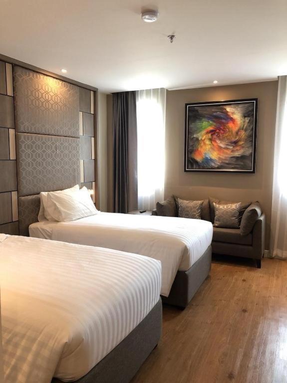 Sri U-Thong Grand Hotel Супхан Бури Екстериор снимка