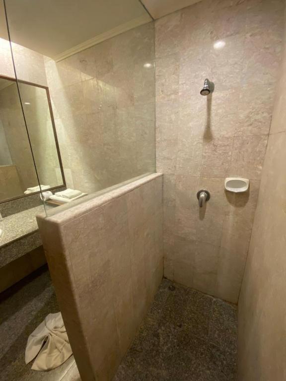 Sri U-Thong Grand Hotel Супхан Бури Екстериор снимка