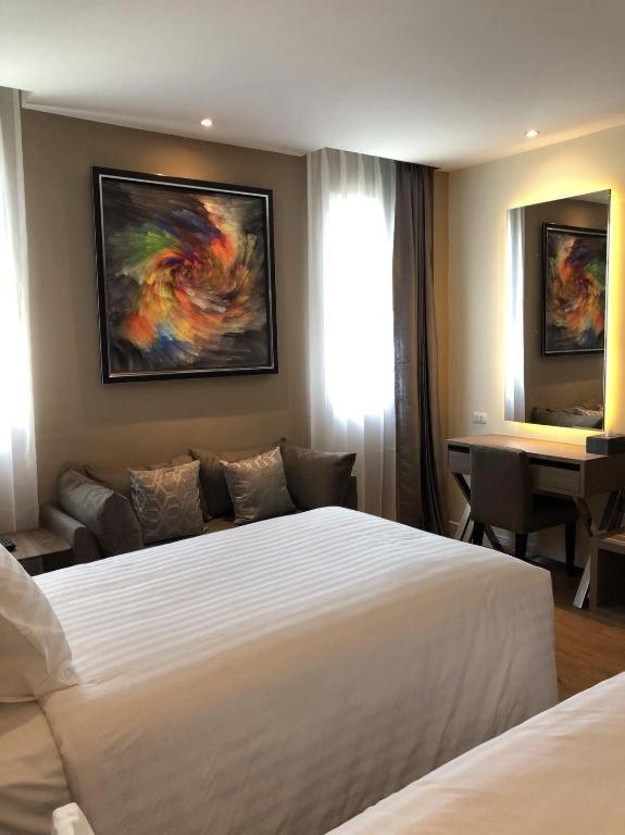 Sri U-Thong Grand Hotel Супхан Бури Екстериор снимка