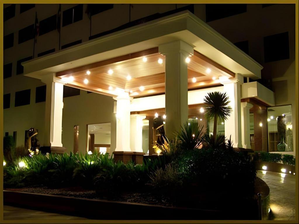 Sri U-Thong Grand Hotel Супхан Бури Екстериор снимка