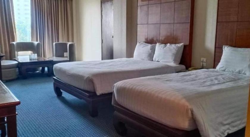 Sri U-Thong Grand Hotel Супхан Бури Екстериор снимка