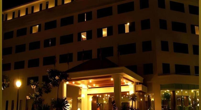 Sri U-Thong Grand Hotel Супхан Бури Екстериор снимка