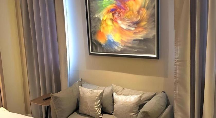 Sri U-Thong Grand Hotel Супхан Бури Екстериор снимка
