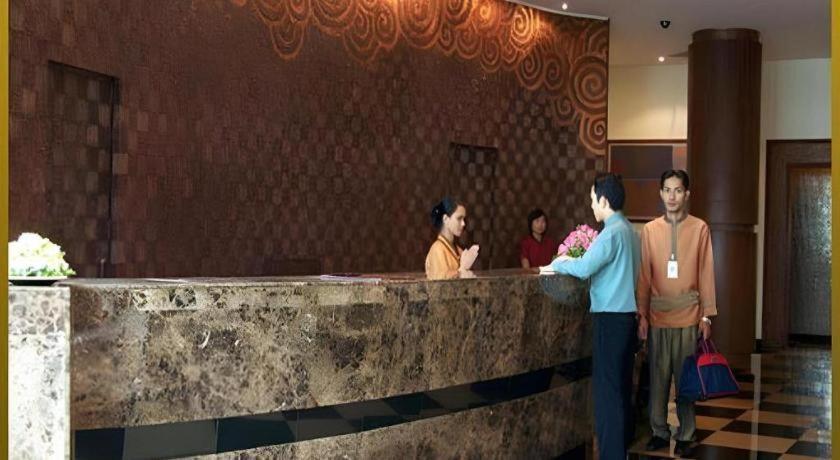 Sri U-Thong Grand Hotel Супхан Бури Екстериор снимка