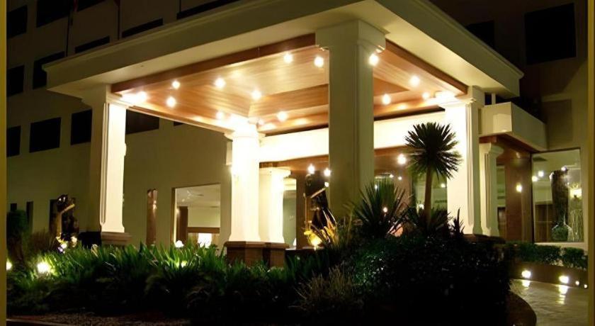 Sri U-Thong Grand Hotel Супхан Бури Екстериор снимка