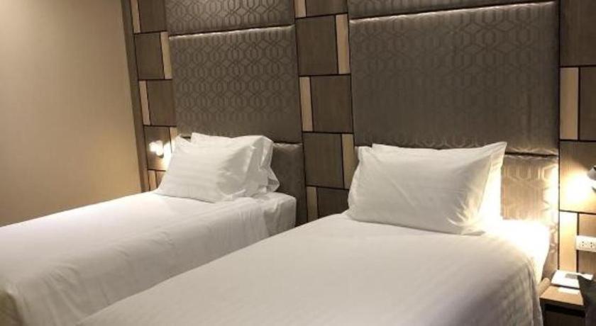 Sri U-Thong Grand Hotel Супхан Бури Екстериор снимка