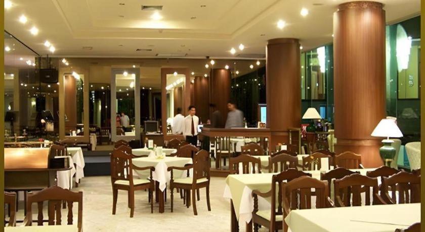 Sri U-Thong Grand Hotel Супхан Бури Екстериор снимка