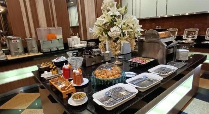 Sri U-Thong Grand Hotel Супхан Бури Екстериор снимка