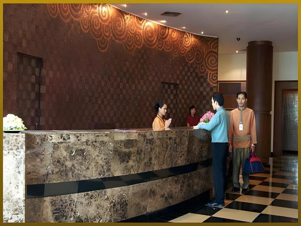Sri U-Thong Grand Hotel Супхан Бури Екстериор снимка