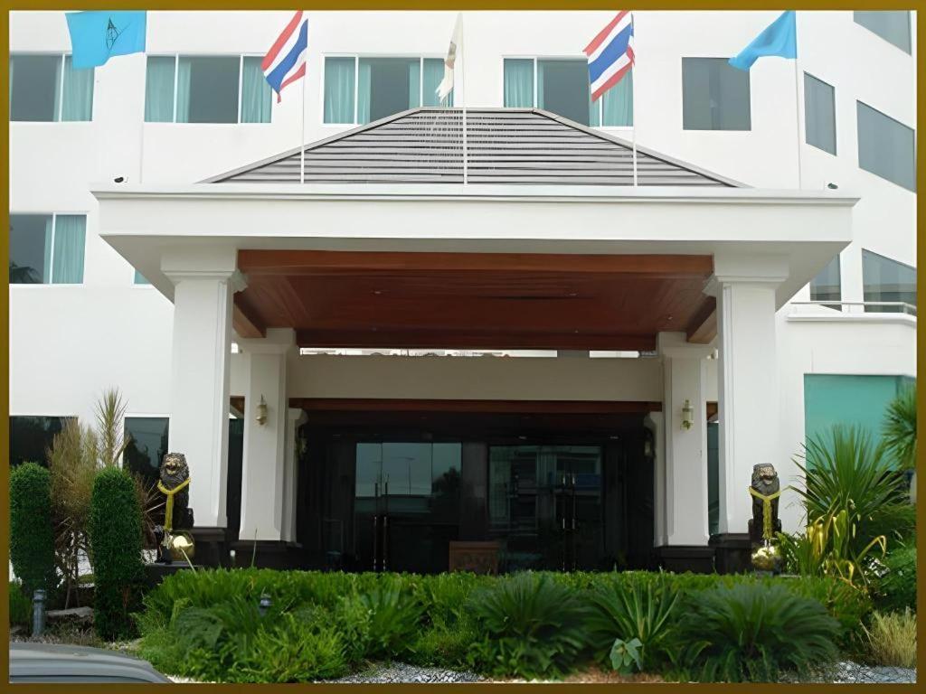Sri U-Thong Grand Hotel Супхан Бури Екстериор снимка
