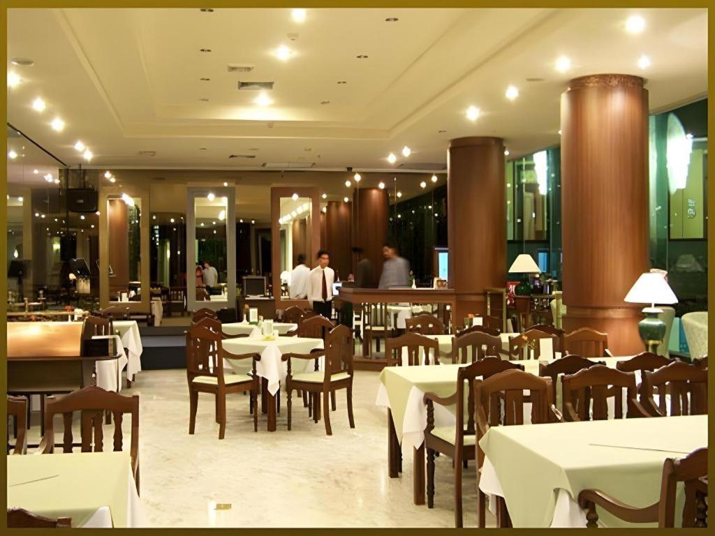Sri U-Thong Grand Hotel Супхан Бури Екстериор снимка