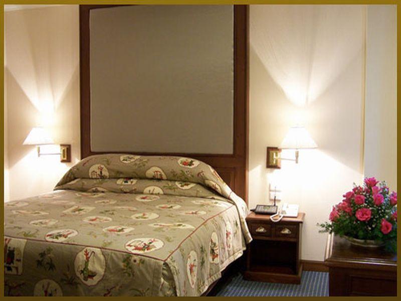 Sri U-Thong Grand Hotel Супхан Бури Екстериор снимка